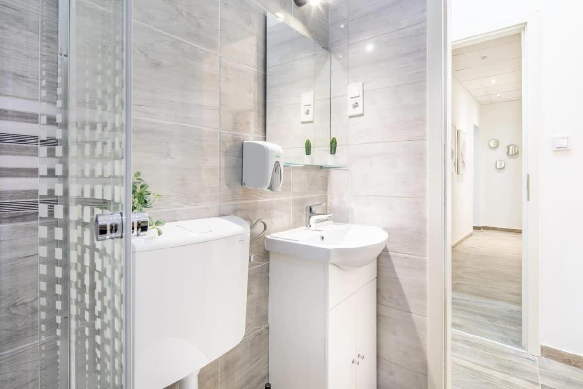 Extra Central Mini Studio - Lively Neighborhood บูดาเปสต์ ภายนอก รูปภาพ